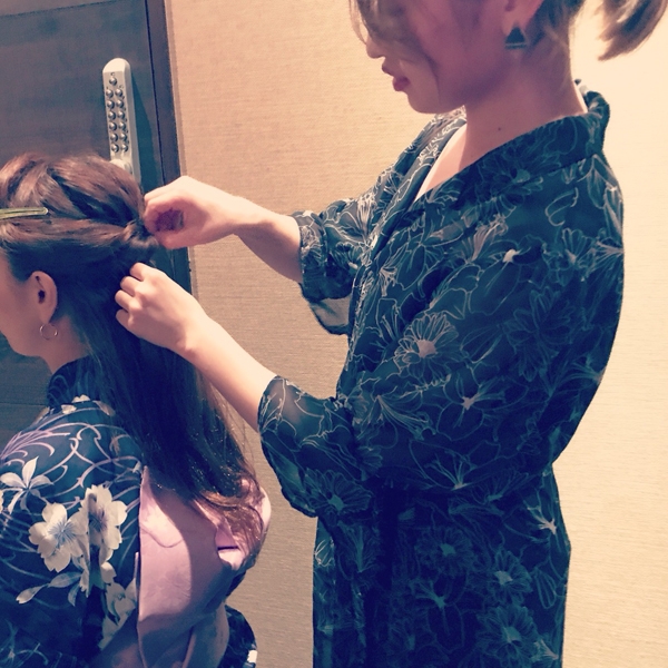 ヘアメイクしてるぅ～